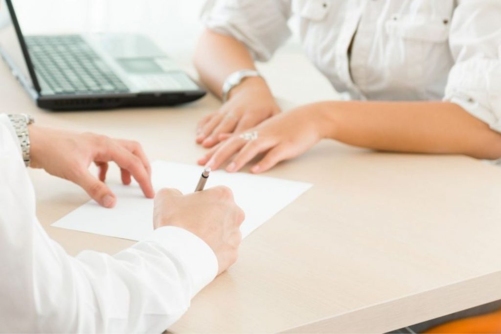 un homme signe un contrat